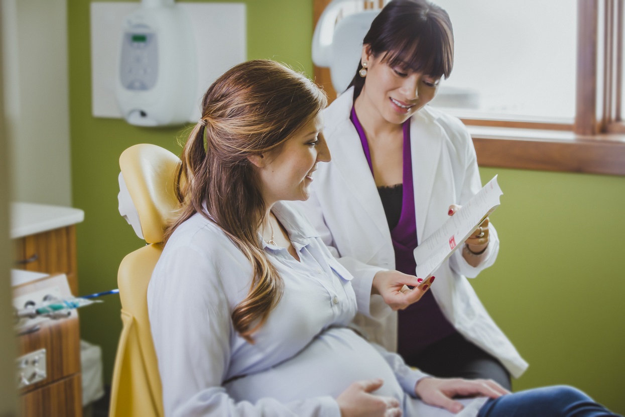 pregnant-at-dentist-disscusion